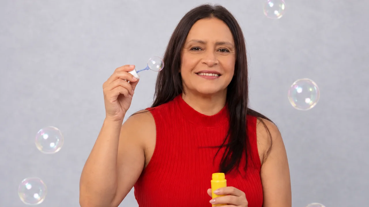 Nagela Bessa fazendo bolhas de sabão em uma atividade lúdica